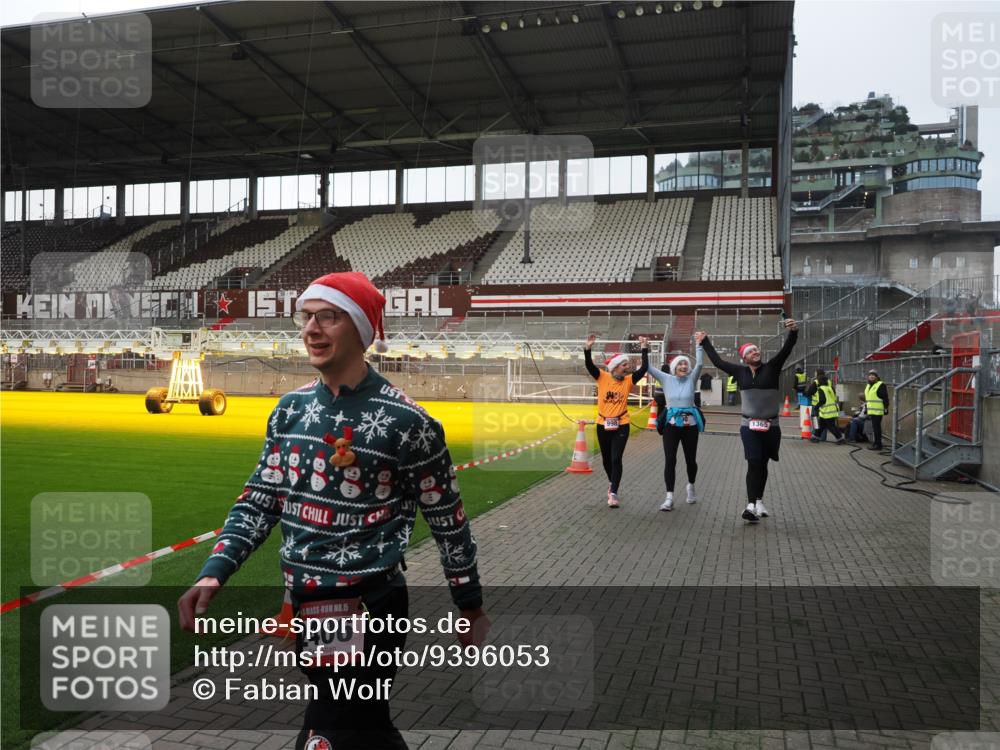 07.12.2025 - St. Pauli X-Mass-Run No. 15 Fabian Wolf http://msf.ph/oto/9396053 07.12.2025 10:35:27 Ziel 998, 1100, 1365, 2353, 2406, 3224, 3721, 4147, 4149, 4595, 4772, 4776, 4778, 4779 meine-sportfotos.de