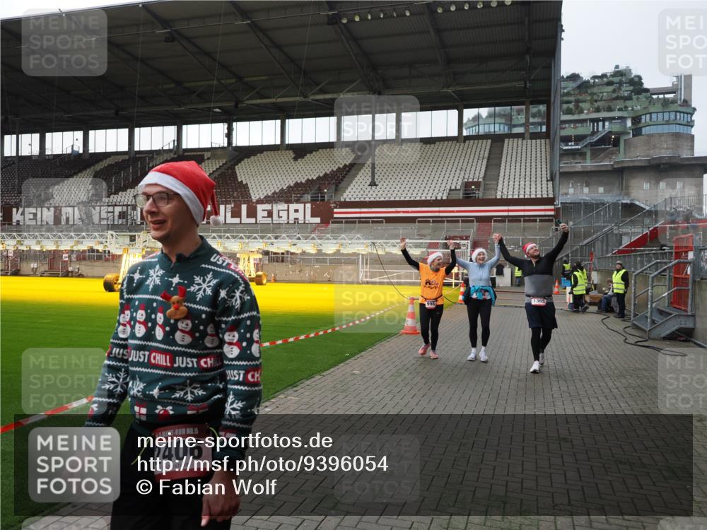 07.12.2025 - St. Pauli X-Mass-Run No. 15 Fabian Wolf http://msf.ph/oto/9396054 07.12.2025 10:35:27 Ziel 998, 1100, 1365, 2353, 2406, 3224, 3721, 4147, 4149, 4595, 4772, 4776, 4778, 4779 meine-sportfotos.de