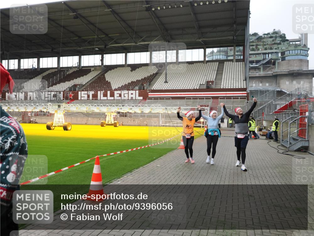 07.12.2025 - St. Pauli X-Mass-Run No. 15 Fabian Wolf http://msf.ph/oto/9396056 07.12.2025 10:35:28 Ziel 998, 1100, 1365, 2353, 2406, 3224, 3721, 4147, 4149, 4595, 4772, 4776, 4778, 4779 meine-sportfotos.de