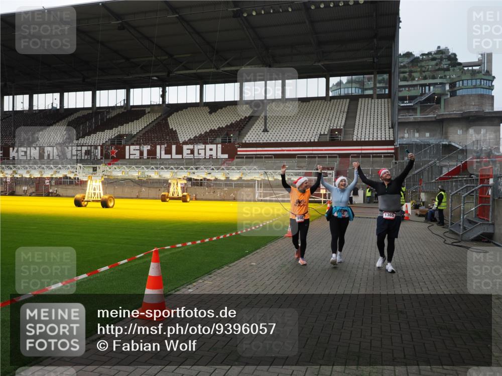 07.12.2025 - St. Pauli X-Mass-Run No. 15 Fabian Wolf http://msf.ph/oto/9396057 07.12.2025 10:35:28 Ziel 998, 1100, 1365, 2353, 2406, 3224, 3721, 4147, 4149, 4595, 4772, 4776, 4778, 4779 meine-sportfotos.de