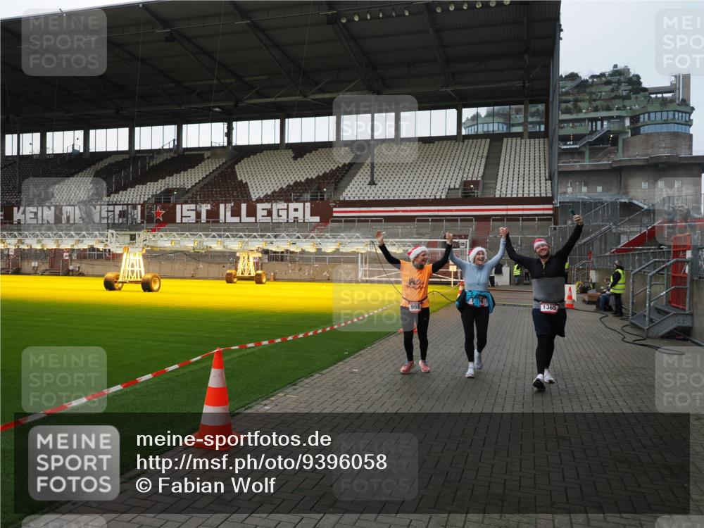 07.12.2025 - St. Pauli X-Mass-Run No. 15 Fabian Wolf http://msf.ph/oto/9396058 07.12.2025 10:35:28 Ziel 998, 1100, 1365, 2353, 2406, 3224, 3721, 4147, 4149, 4595, 4772, 4776, 4778, 4779 meine-sportfotos.de