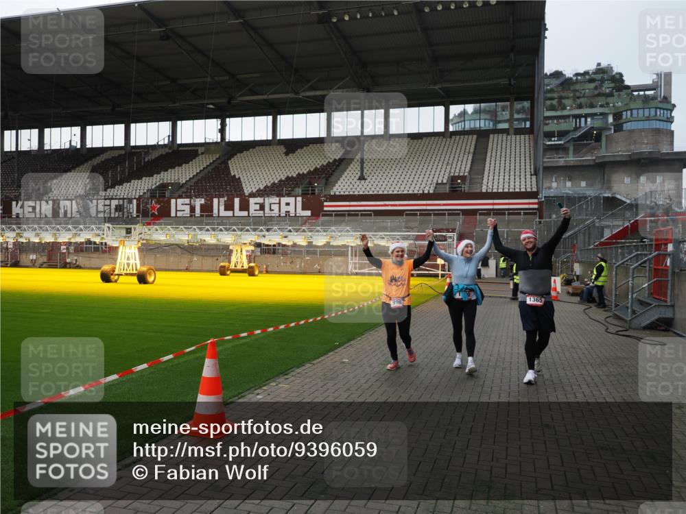 07.12.2025 - St. Pauli X-Mass-Run No. 15 Fabian Wolf http://msf.ph/oto/9396059 07.12.2025 10:35:28 Ziel 998, 1100, 1365, 2353, 2406, 3224, 3721, 4147, 4149, 4595, 4772, 4776, 4778, 4779 meine-sportfotos.de