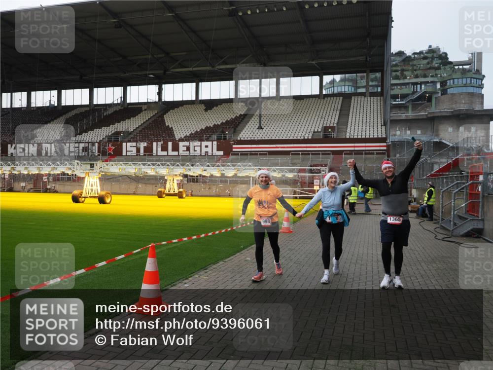 07.12.2025 - St. Pauli X-Mass-Run No. 15 Fabian Wolf http://msf.ph/oto/9396061 07.12.2025 10:35:29 Ziel 998, 1100, 1365, 2353, 2406, 3224, 3721, 4595, 4772, 4776, 4778 meine-sportfotos.de