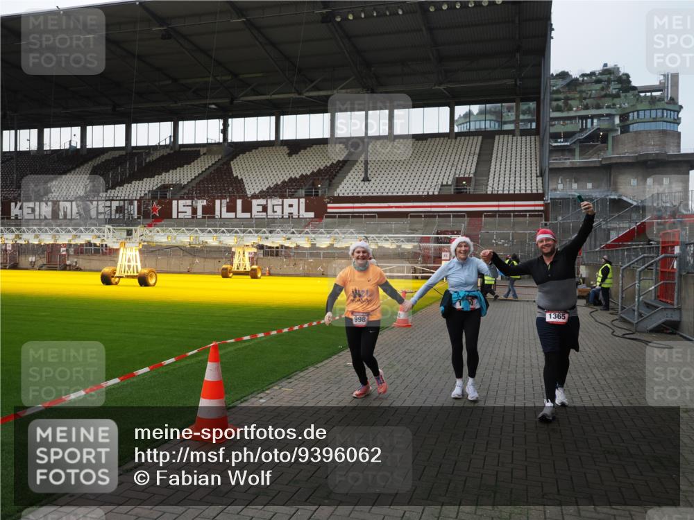 07.12.2025 - St. Pauli X-Mass-Run No. 15 Fabian Wolf http://msf.ph/oto/9396062 07.12.2025 10:35:29 Ziel 998, 1100, 1365, 2353, 2406, 3224, 3721, 4595, 4772, 4776, 4778 meine-sportfotos.de