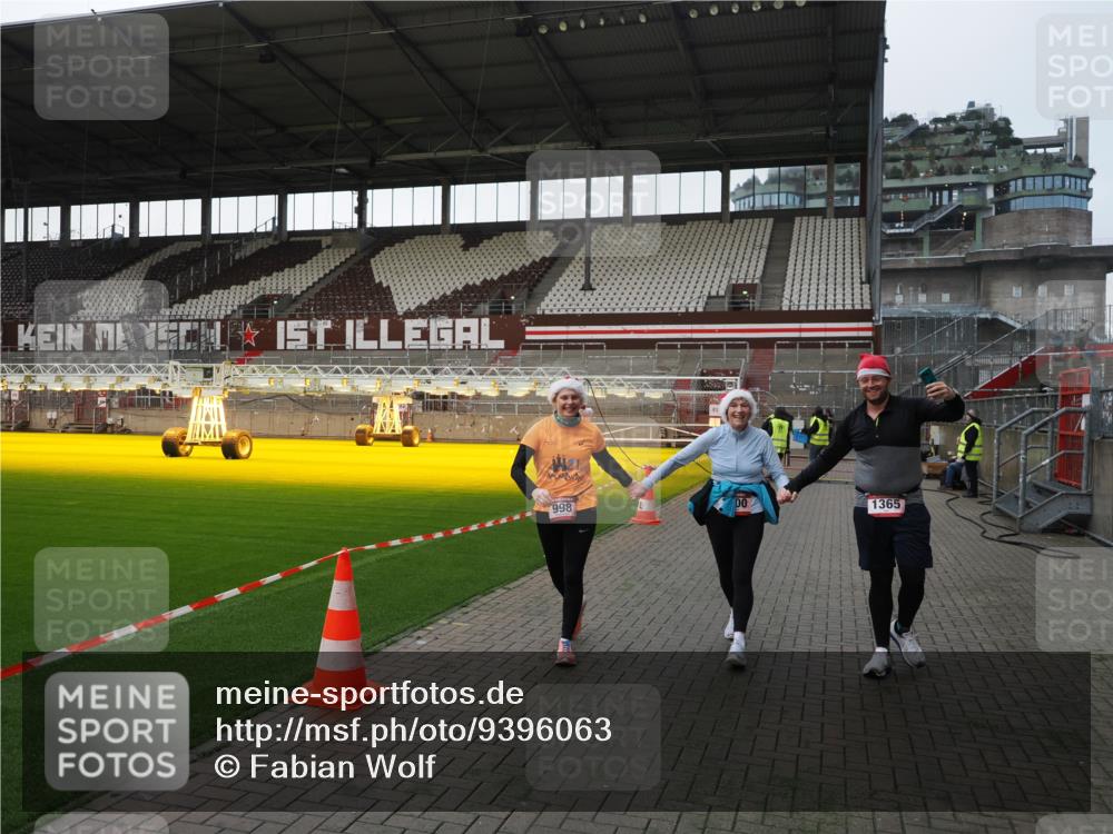 07.12.2025 - St. Pauli X-Mass-Run No. 15 Fabian Wolf http://msf.ph/oto/9396063 07.12.2025 10:35:29 Ziel 998, 1100, 1365, 2353, 2406, 3224, 3721, 4595, 4772, 4776, 4778 meine-sportfotos.de