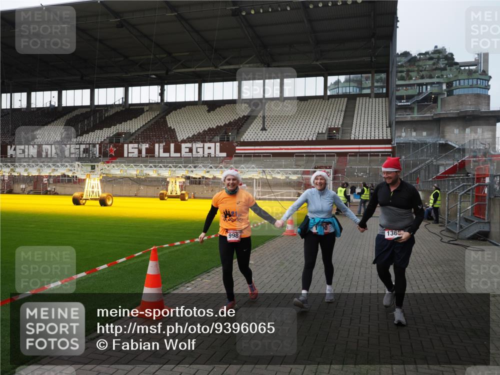 07.12.2025 - St. Pauli X-Mass-Run No. 15 Fabian Wolf http://msf.ph/oto/9396065 07.12.2025 10:35:30 Ziel 998, 1100, 1365, 2406, 3224, 3721, 4595 meine-sportfotos.de