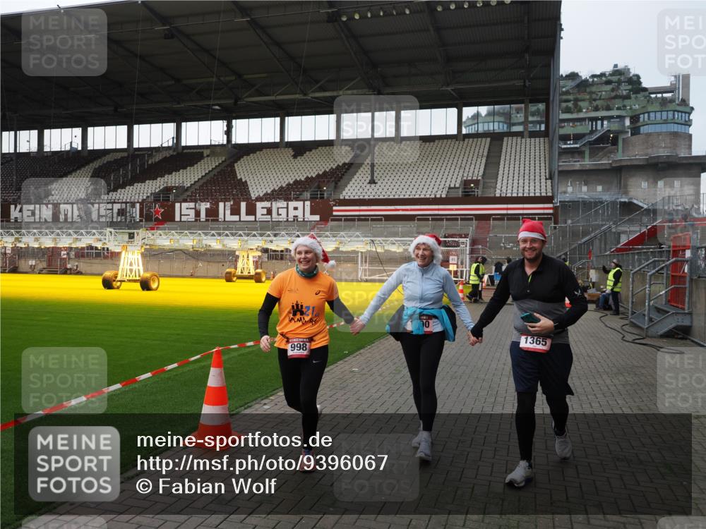 07.12.2025 - St. Pauli X-Mass-Run No. 15 Fabian Wolf http://msf.ph/oto/9396067 07.12.2025 10:35:30 Ziel 998, 1100, 1365, 2406, 3224, 3721, 4595 meine-sportfotos.de