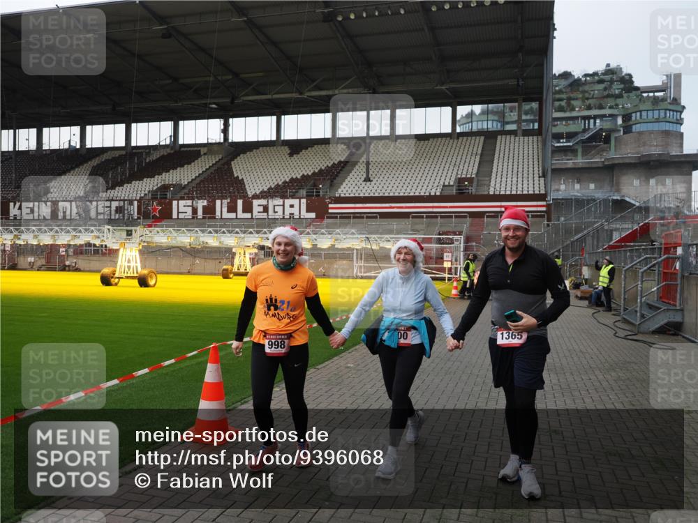 07.12.2025 - St. Pauli X-Mass-Run No. 15 Fabian Wolf http://msf.ph/oto/9396068 07.12.2025 10:35:30 Ziel 998, 1100, 1365, 2406, 3224, 3721, 4595 meine-sportfotos.de
