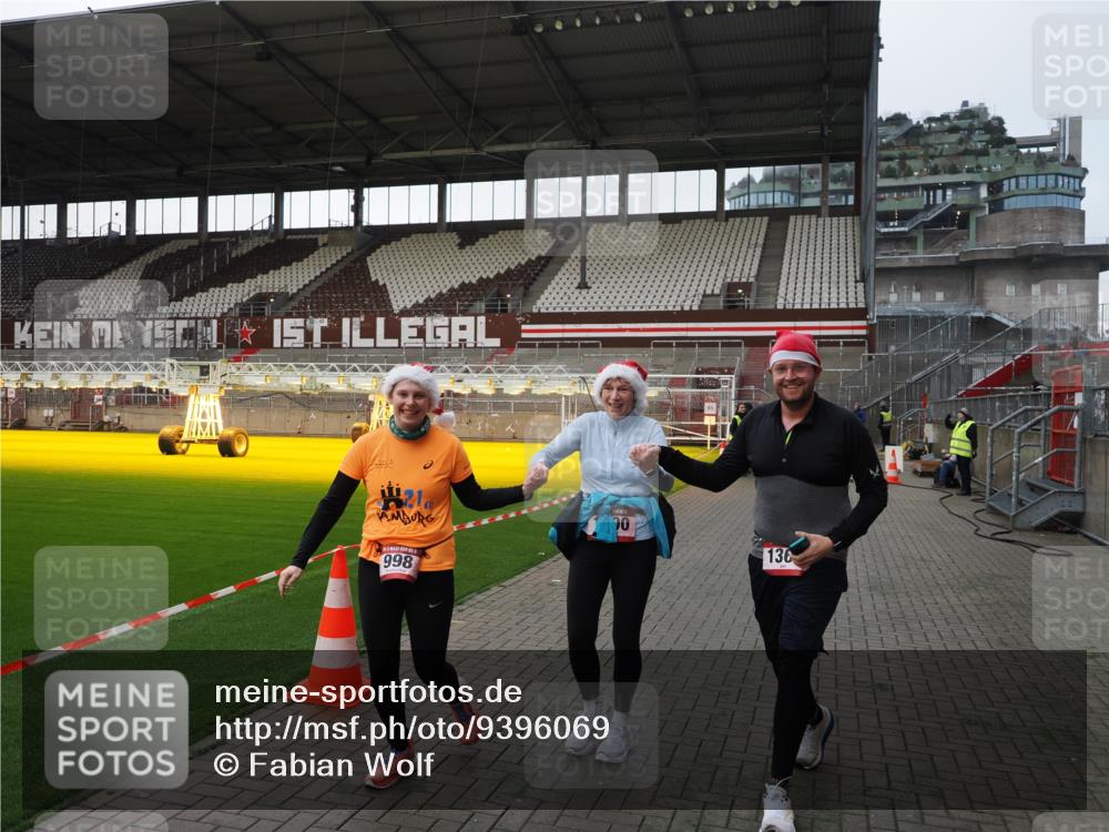 07.12.2025 - St. Pauli X-Mass-Run No. 15 Fabian Wolf http://msf.ph/oto/9396069 07.12.2025 10:35:31 Ziel 998, 1100, 1365, 2406, 3224, 3721, 4595 meine-sportfotos.de