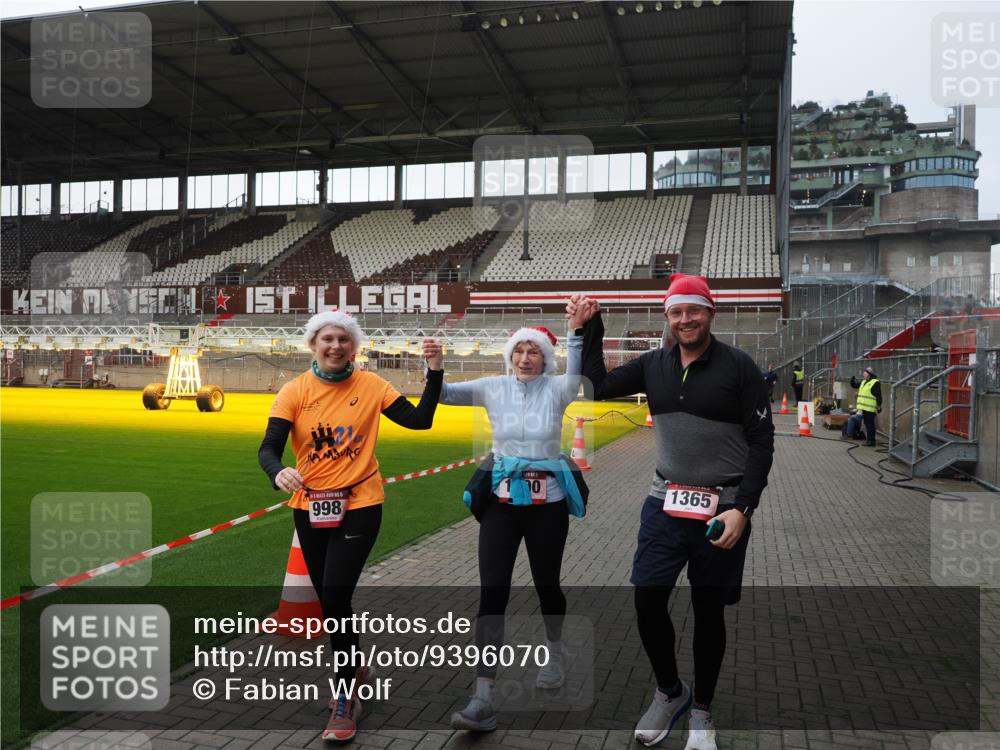 07.12.2025 - St. Pauli X-Mass-Run No. 15 Fabian Wolf http://msf.ph/oto/9396070 07.12.2025 10:35:31 Ziel 998, 1100, 1365, 2406, 3224, 3721, 4595 meine-sportfotos.de