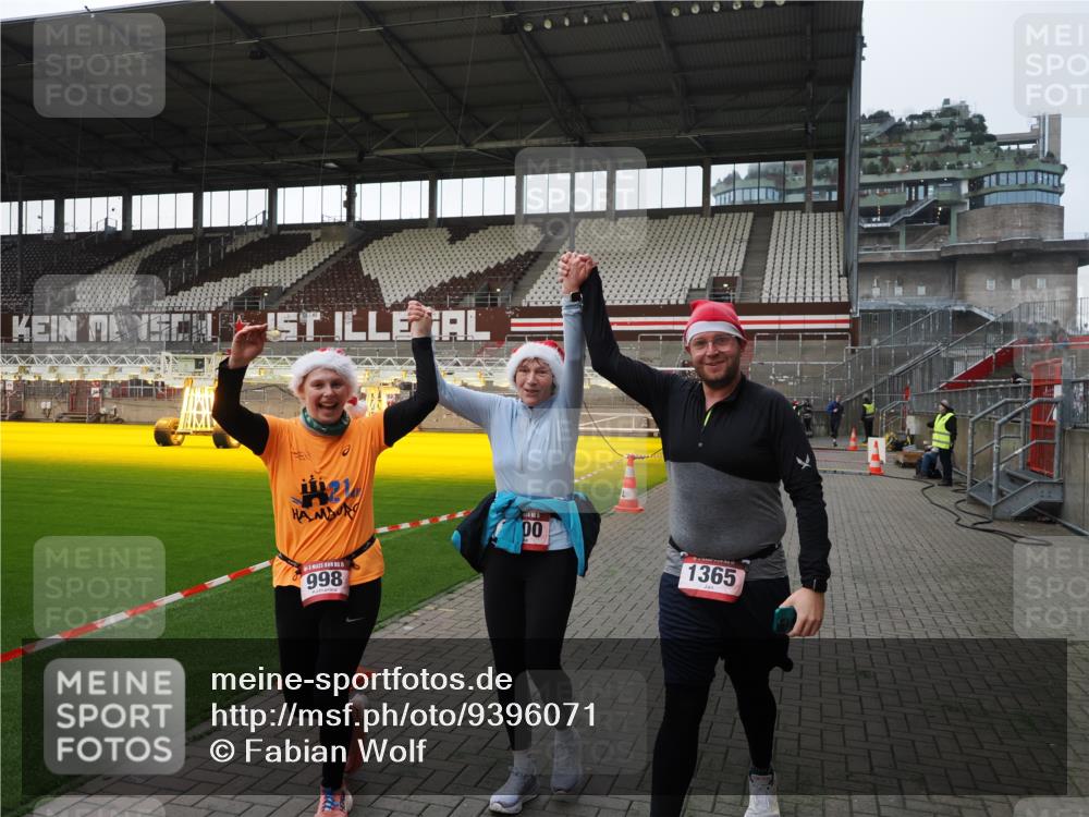 07.12.2025 - St. Pauli X-Mass-Run No. 15 Fabian Wolf http://msf.ph/oto/9396071 07.12.2025 10:35:31 Ziel 998, 1100, 1365, 2406, 3224, 3721, 4595 meine-sportfotos.de