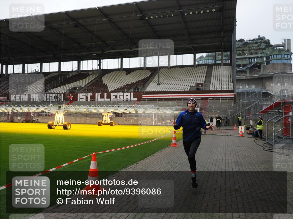 07.12.2025 - St. Pauli X-Mass-Run No. 15 Fabian Wolf http://msf.ph/oto/9396086 07.12.2025 10:35:39 Ziel 1822 meine-sportfotos.de