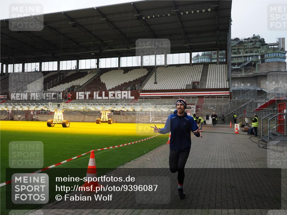 07.12.2025 - St. Pauli X-Mass-Run No. 15 Fabian Wolf http://msf.ph/oto/9396087 07.12.2025 10:35:39 Ziel 1822 meine-sportfotos.de