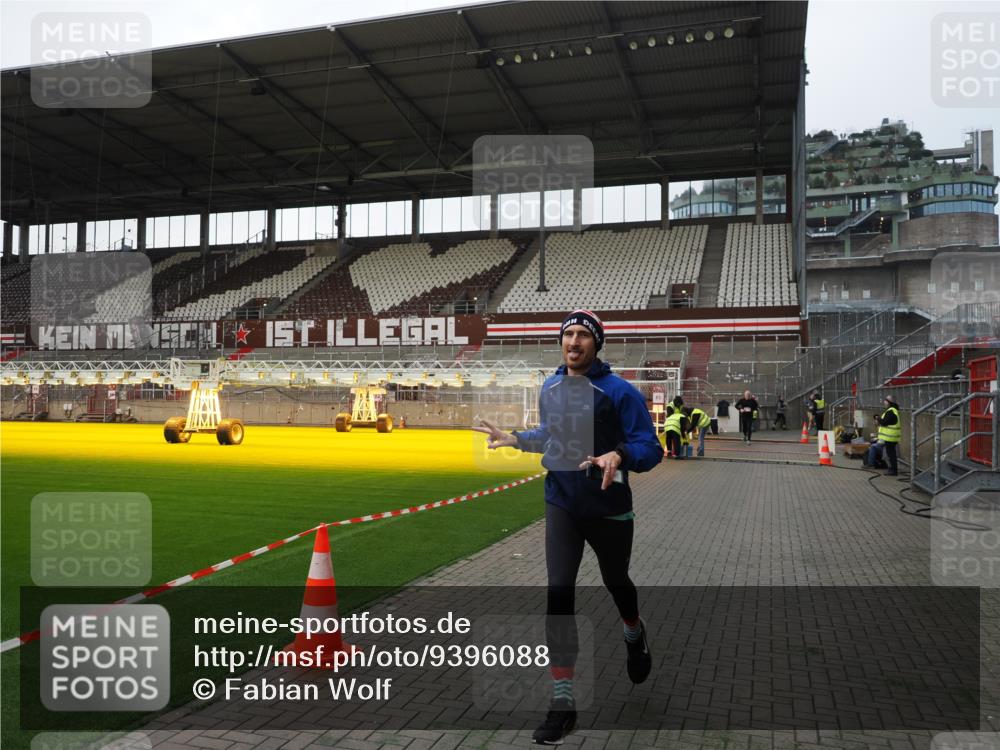 07.12.2025 - St. Pauli X-Mass-Run No. 15 Fabian Wolf http://msf.ph/oto/9396088 07.12.2025 10:35:39 Ziel 1822 meine-sportfotos.de
