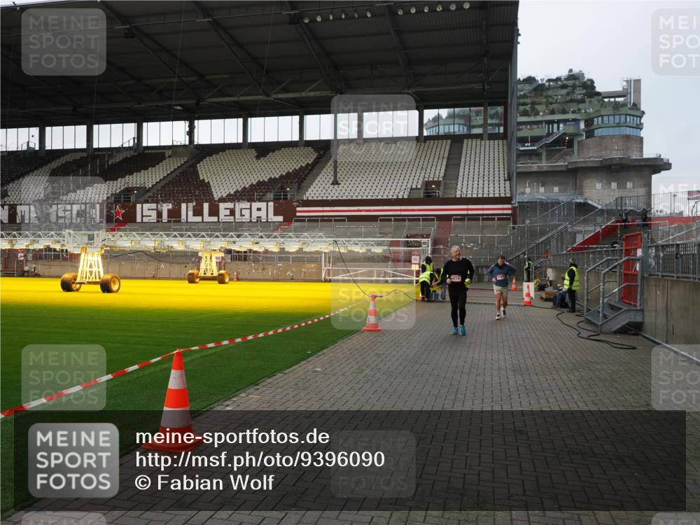 07.12.2025 - St. Pauli X-Mass-Run No. 15 Fabian Wolf http://msf.ph/oto/9396090 07.12.2025 10:35:47 Ziel 1822, 2489, 4034 meine-sportfotos.de