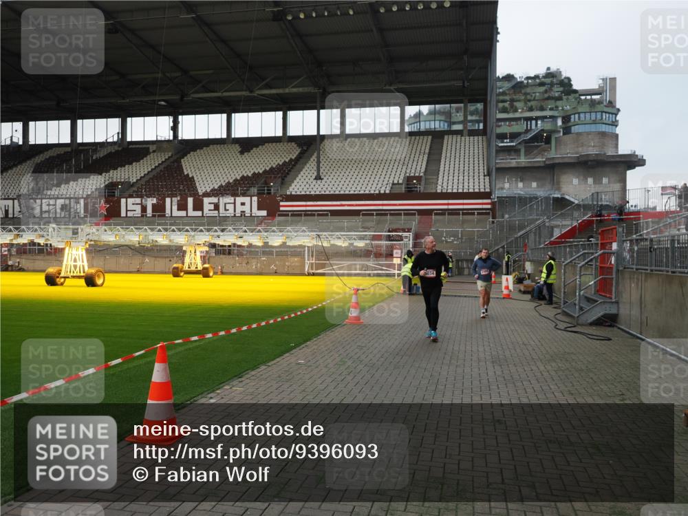 07.12.2025 - St. Pauli X-Mass-Run No. 15 Fabian Wolf http://msf.ph/oto/9396093 07.12.2025 10:35:48 Ziel 1822, 2489, 4034 meine-sportfotos.de