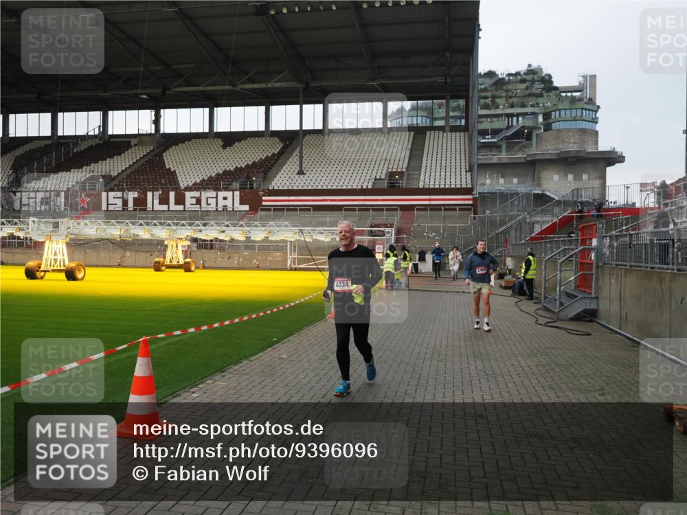 07.12.2025 - St. Pauli X-Mass-Run No. 15 Fabian Wolf http://msf.ph/oto/9396096 07.12.2025 10:35:50 Ziel 1822, 2489, 4034 meine-sportfotos.de