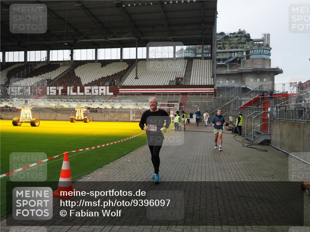 07.12.2025 - St. Pauli X-Mass-Run No. 15 Fabian Wolf http://msf.ph/oto/9396097 07.12.2025 10:35:51 Ziel 350, 1822, 2489, 3476, 4034 meine-sportfotos.de