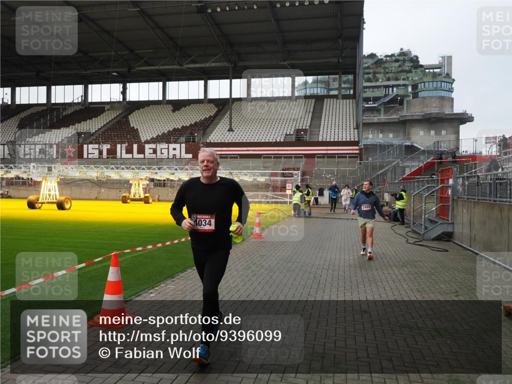 07.12.2025 - St. Pauli X-Mass-Run No. 15 Fabian Wolf http://msf.ph/oto/9396099 07.12.2025 10:35:51 Ziel 350, 1822, 2489, 3476, 4034 meine-sportfotos.de