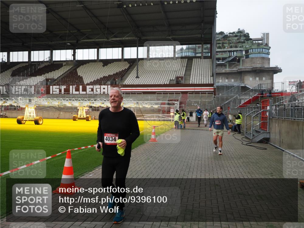 07.12.2025 - St. Pauli X-Mass-Run No. 15 Fabian Wolf http://msf.ph/oto/9396100 07.12.2025 10:35:52 Ziel 350, 1822, 2489, 3476, 4034 meine-sportfotos.de