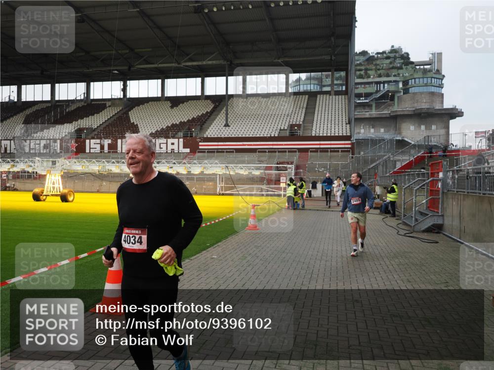 07.12.2025 - St. Pauli X-Mass-Run No. 15 Fabian Wolf http://msf.ph/oto/9396102 07.12.2025 10:35:52 Ziel 350, 1822, 2489, 3476, 4034 meine-sportfotos.de