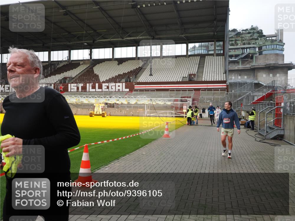 07.12.2025 - St. Pauli X-Mass-Run No. 15 Fabian Wolf http://msf.ph/oto/9396105 07.12.2025 10:35:53 Ziel 350, 1822, 2489, 3476, 4034 meine-sportfotos.de