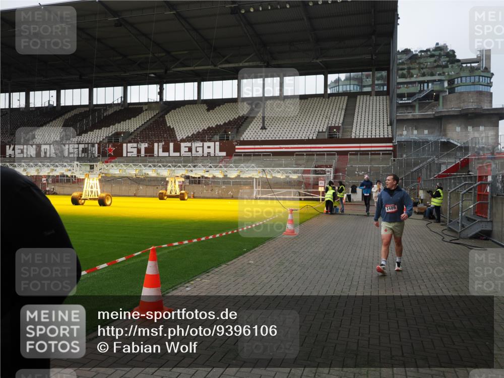 07.12.2025 - St. Pauli X-Mass-Run No. 15 Fabian Wolf http://msf.ph/oto/9396106 07.12.2025 10:35:53 Ziel 350, 1822, 2489, 3476, 4034 meine-sportfotos.de