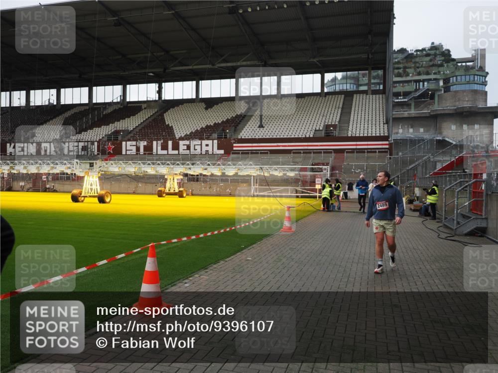 07.12.2025 - St. Pauli X-Mass-Run No. 15 Fabian Wolf http://msf.ph/oto/9396107 07.12.2025 10:35:53 Ziel 350, 1822, 2489, 3476, 4034 meine-sportfotos.de