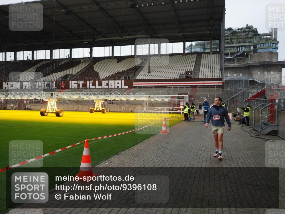 07.12.2025 - St. Pauli X-Mass-Run No. 15 Fabian Wolf http://msf.ph/oto/9396108 07.12.2025 10:35:53 Ziel 350, 1822, 2489, 3476, 4034 meine-sportfotos.de