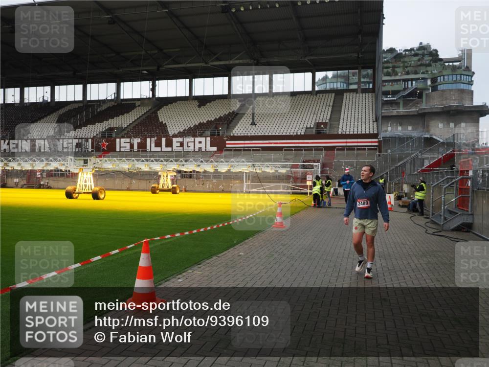 07.12.2025 - St. Pauli X-Mass-Run No. 15 Fabian Wolf http://msf.ph/oto/9396109 07.12.2025 10:35:54 Ziel 350, 1822, 2489, 3476, 4034 meine-sportfotos.de
