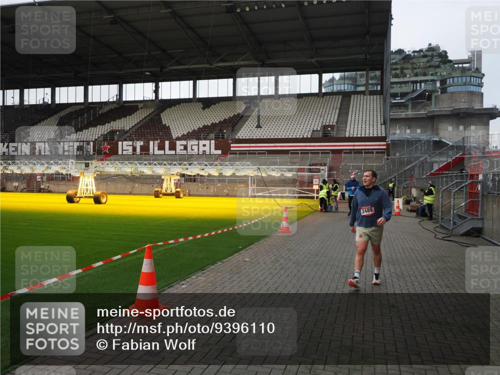 07.12.2025 - St. Pauli X-Mass-Run No. 15 Fabian Wolf http://msf.ph/oto/9396110 07.12.2025 10:35:54 Ziel 350, 1822, 2489, 3476, 4034 meine-sportfotos.de