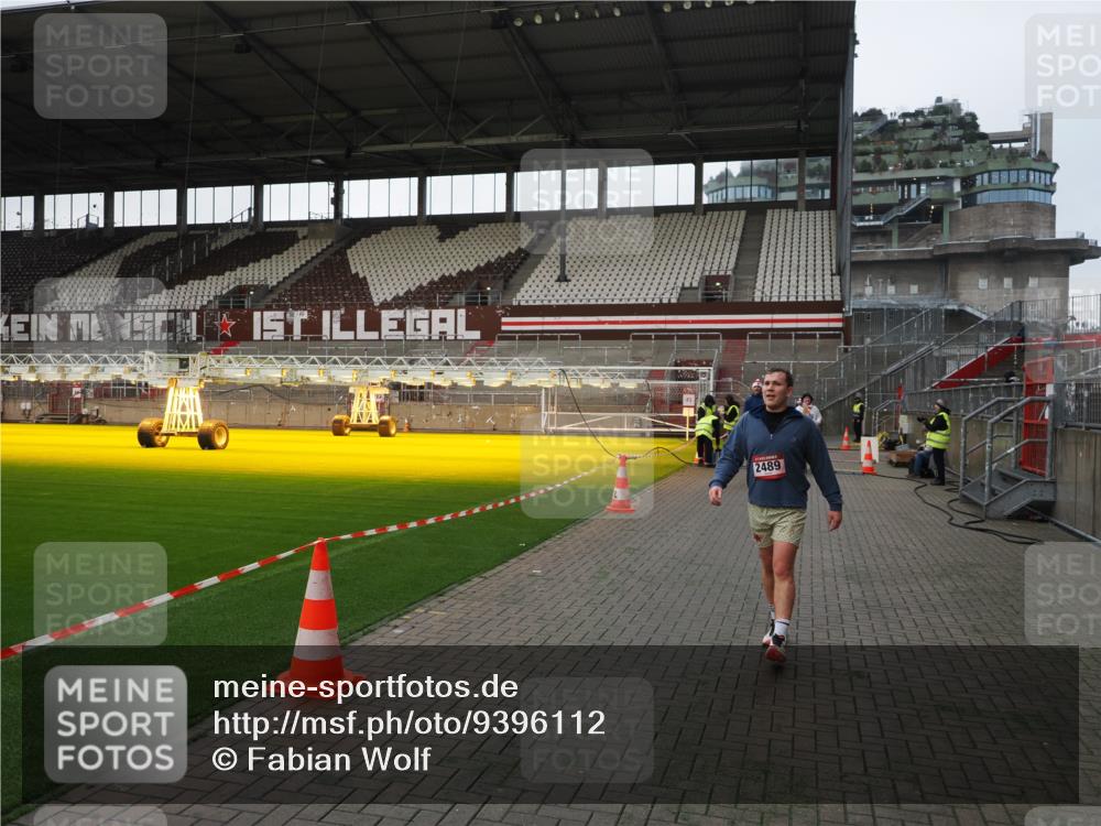 07.12.2025 - St. Pauli X-Mass-Run No. 15 Fabian Wolf http://msf.ph/oto/9396112 07.12.2025 10:35:54 Ziel 350, 1822, 2489, 3476, 4034 meine-sportfotos.de