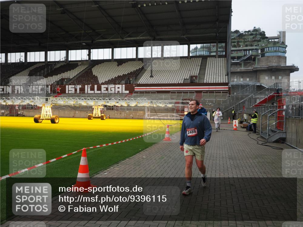 07.12.2025 - St. Pauli X-Mass-Run No. 15 Fabian Wolf http://msf.ph/oto/9396115 07.12.2025 10:35:55 Ziel 350, 2489, 3476, 4034 meine-sportfotos.de