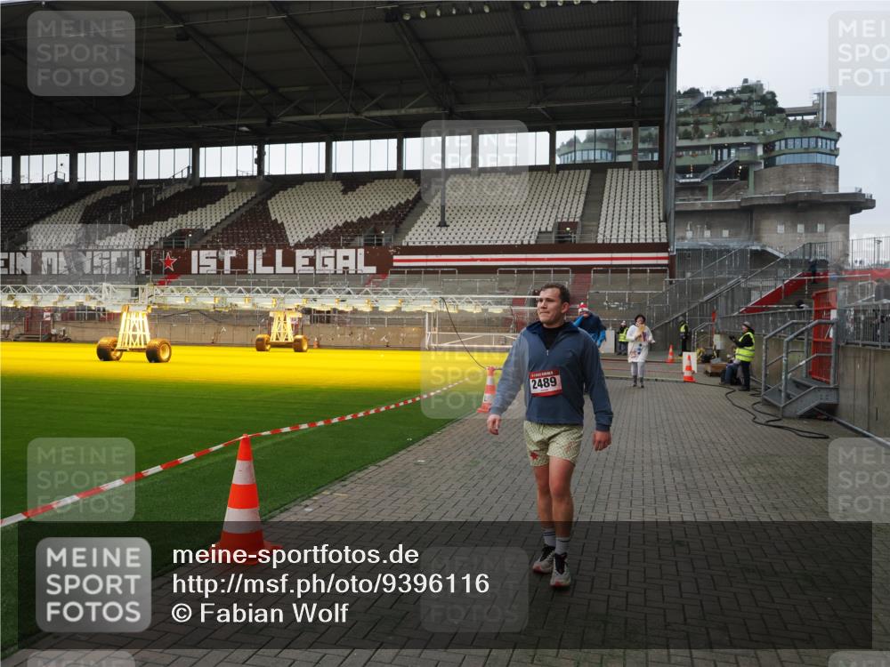 07.12.2025 - St. Pauli X-Mass-Run No. 15 Fabian Wolf http://msf.ph/oto/9396116 07.12.2025 10:35:55 Ziel 350, 2489, 3476, 4034 meine-sportfotos.de