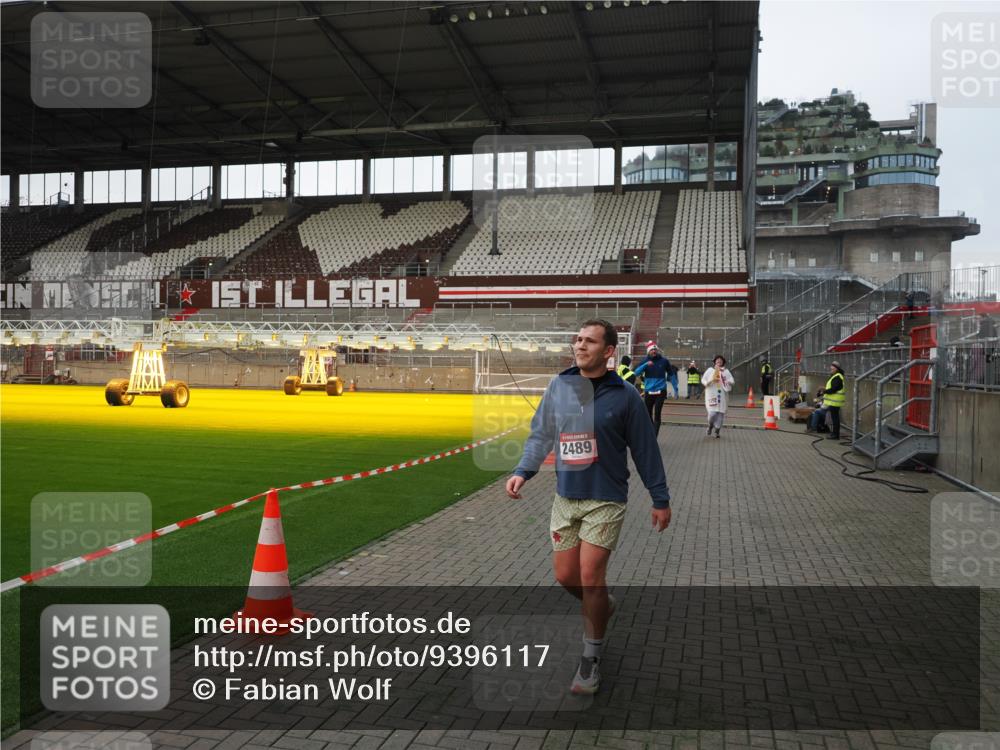 07.12.2025 - St. Pauli X-Mass-Run No. 15 Fabian Wolf http://msf.ph/oto/9396117 07.12.2025 10:35:55 Ziel 350, 2489, 3476, 4034 meine-sportfotos.de