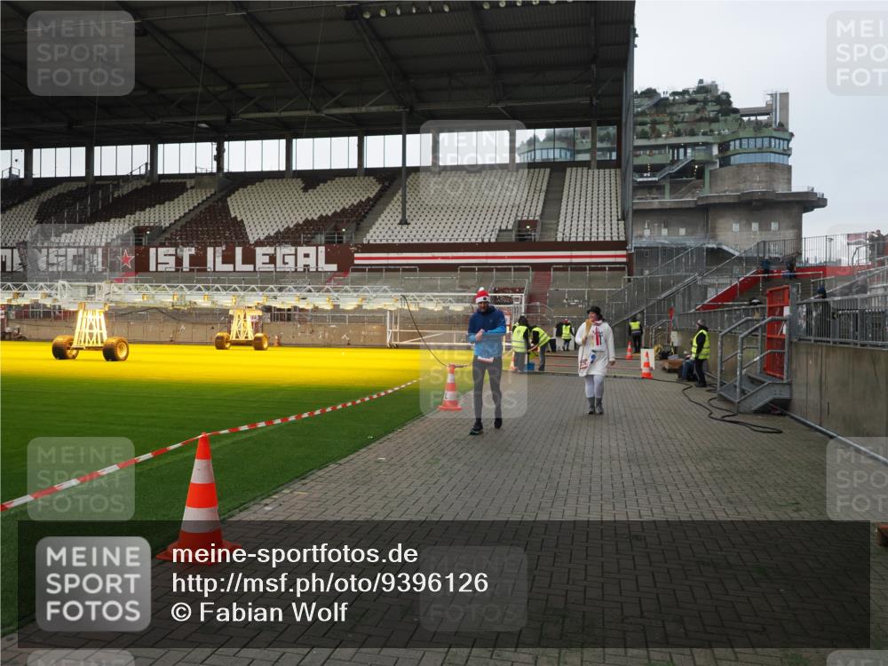 07.12.2025 - St. Pauli X-Mass-Run No. 15 Fabian Wolf http://msf.ph/oto/9396126 07.12.2025 10:35:59 Ziel 350, 2489, 3476, 4034 meine-sportfotos.de