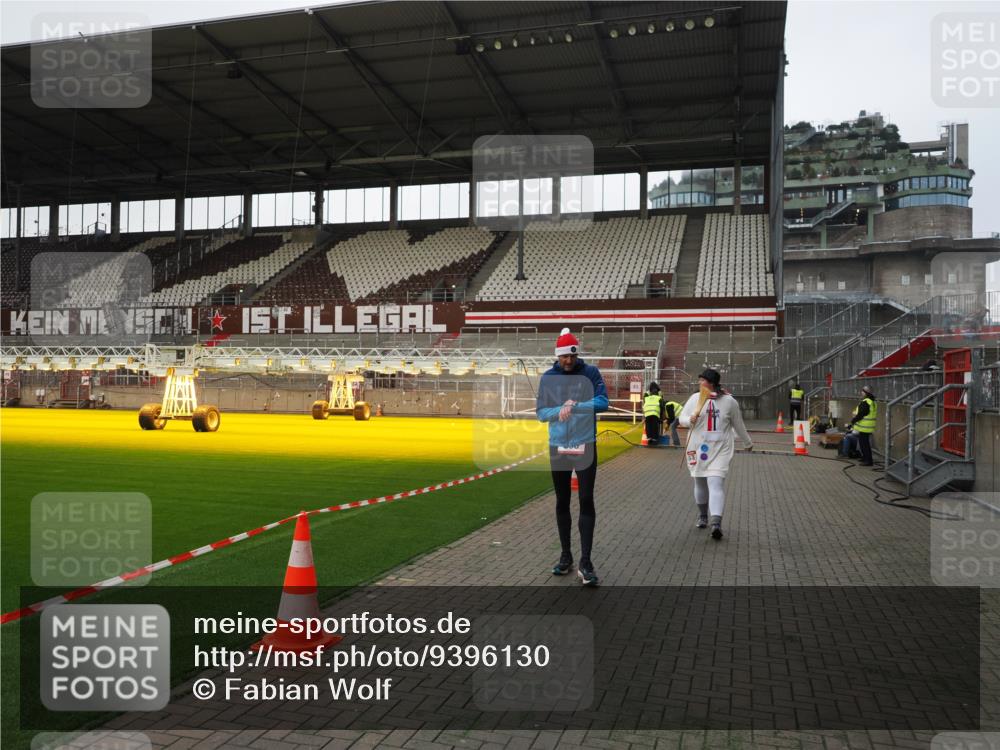 07.12.2025 - St. Pauli X-Mass-Run No. 15 Fabian Wolf http://msf.ph/oto/9396130 07.12.2025 10:36:01 Ziel 350, 2489, 3476 meine-sportfotos.de