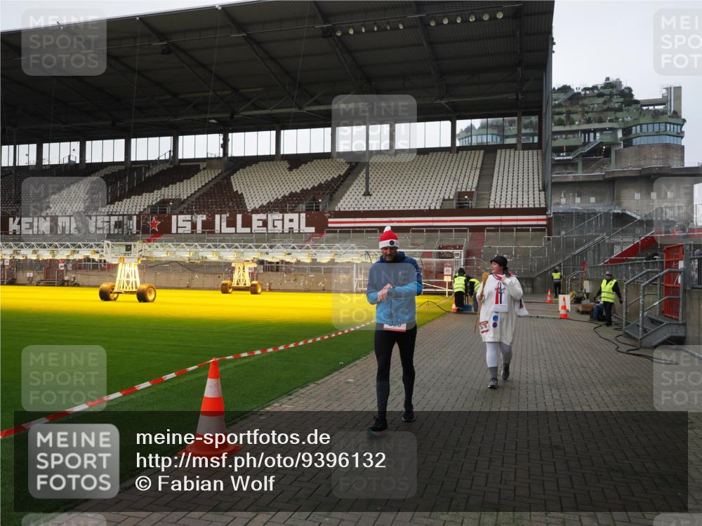 07.12.2025 - St. Pauli X-Mass-Run No. 15 Fabian Wolf http://msf.ph/oto/9396132 07.12.2025 10:36:02 Ziel 350, 2489, 3476 meine-sportfotos.de