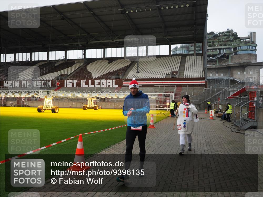 07.12.2025 - St. Pauli X-Mass-Run No. 15 Fabian Wolf http://msf.ph/oto/9396135 07.12.2025 10:36:03 Ziel 350, 2489, 3476 meine-sportfotos.de