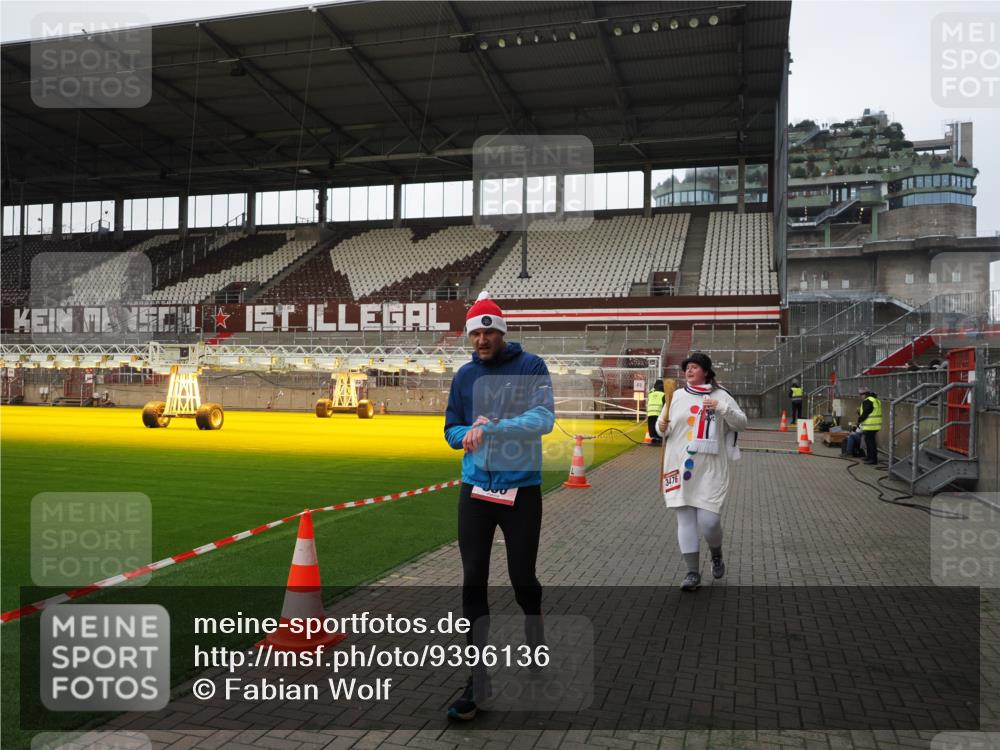 07.12.2025 - St. Pauli X-Mass-Run No. 15 Fabian Wolf http://msf.ph/oto/9396136 07.12.2025 10:36:03 Ziel 350, 2489, 3476 meine-sportfotos.de