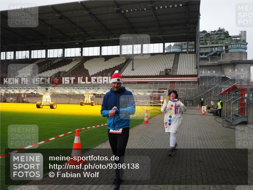 07.12.2025 - St. Pauli X-Mass-Run No. 15 Fabian Wolf http://msf.ph/oto/9396138 07.12.2025 10:36:04 Ziel 350, 3476 meine-sportfotos.de