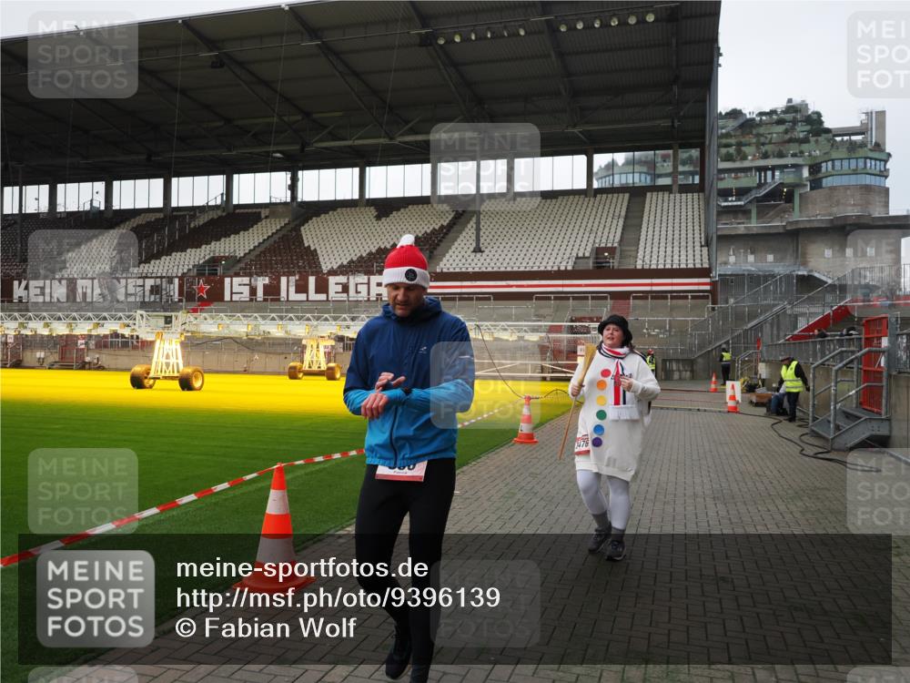 07.12.2025 - St. Pauli X-Mass-Run No. 15 Fabian Wolf http://msf.ph/oto/9396139 07.12.2025 10:36:04 Ziel 350, 3476 meine-sportfotos.de