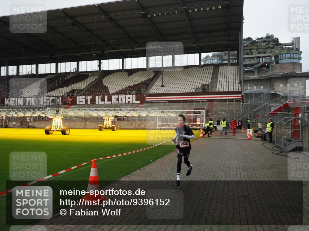 07.12.2025 - St. Pauli X-Mass-Run No. 15 Fabian Wolf http://msf.ph/oto/9396152 07.12.2025 10:36:21 Ziel 2948, 3089 meine-sportfotos.de