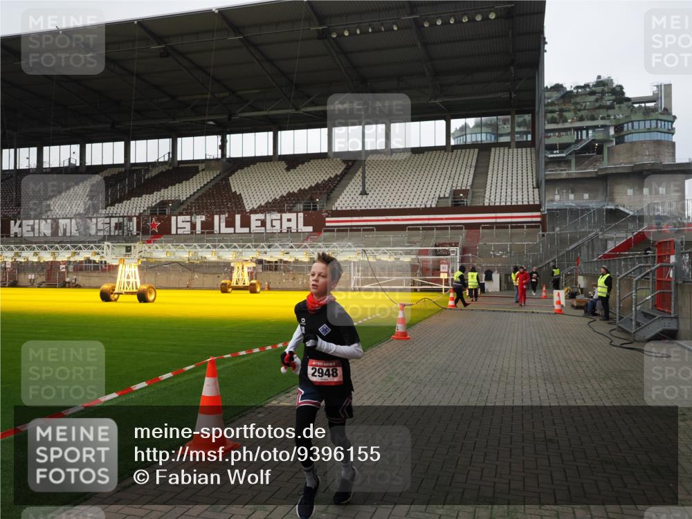 07.12.2025 - St. Pauli X-Mass-Run No. 15 Fabian Wolf http://msf.ph/oto/9396155 07.12.2025 10:36:22 Ziel 2948, 3089 meine-sportfotos.de