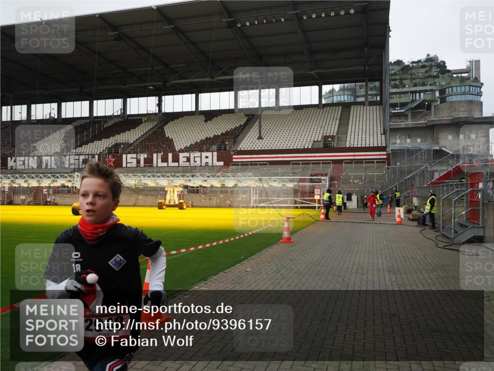 07.12.2025 - St. Pauli X-Mass-Run No. 15 Fabian Wolf http://msf.ph/oto/9396157 07.12.2025 10:36:22 Ziel 2948, 3089 meine-sportfotos.de