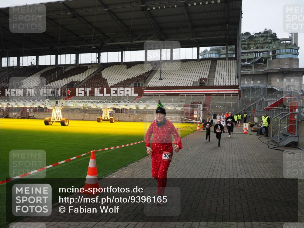 07.12.2025 - St. Pauli X-Mass-Run No. 15 Fabian Wolf http://msf.ph/oto/9396165 07.12.2025 10:36:30 Ziel 2948, 3089, 3382, 4200, 4591, 4599 meine-sportfotos.de