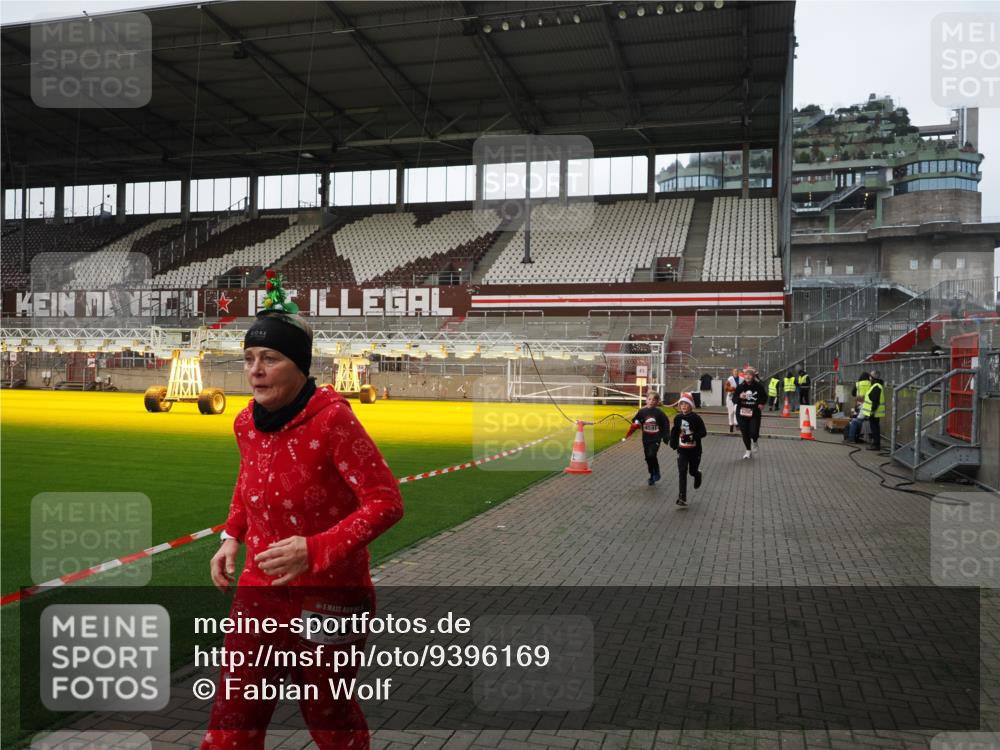 07.12.2025 - St. Pauli X-Mass-Run No. 15 Fabian Wolf http://msf.ph/oto/9396169 07.12.2025 10:36:31 Ziel 2948, 3089, 3382, 4200, 4591, 4597, 4599 meine-sportfotos.de