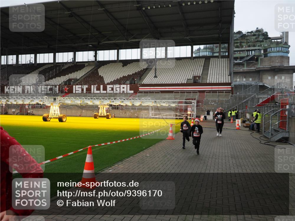 07.12.2025 - St. Pauli X-Mass-Run No. 15 Fabian Wolf http://msf.ph/oto/9396170 07.12.2025 10:36:31 Ziel 2948, 3089, 3382, 4200, 4591, 4597, 4599 meine-sportfotos.de