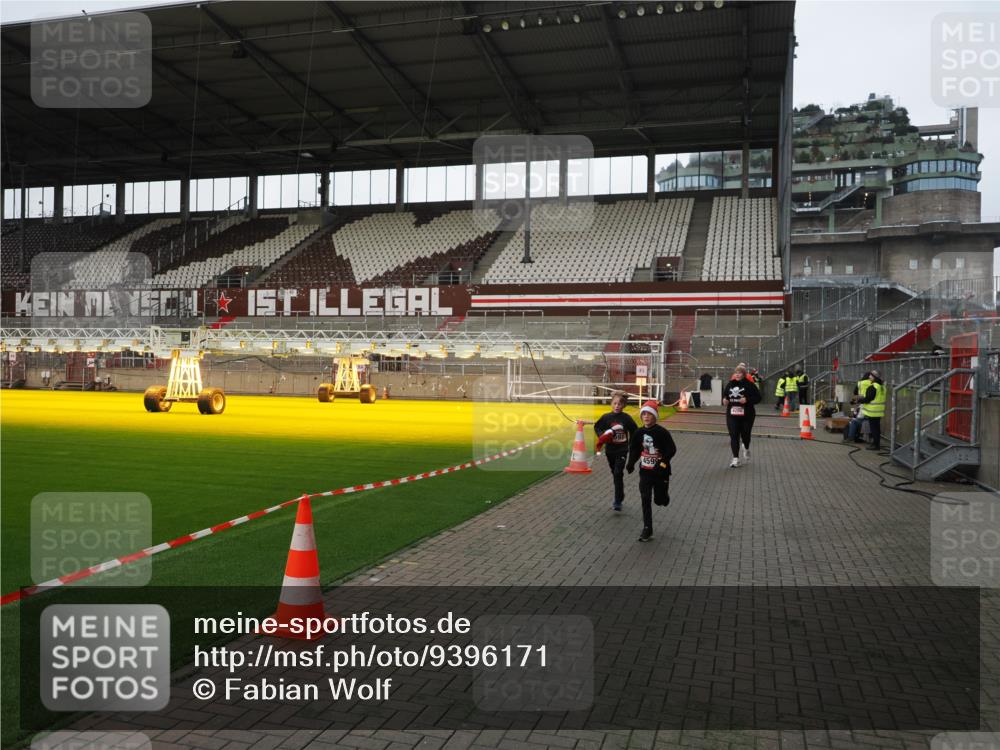 07.12.2025 - St. Pauli X-Mass-Run No. 15 Fabian Wolf http://msf.ph/oto/9396171 07.12.2025 10:36:31 Ziel 2948, 3089, 3382, 4200, 4591, 4597, 4599 meine-sportfotos.de