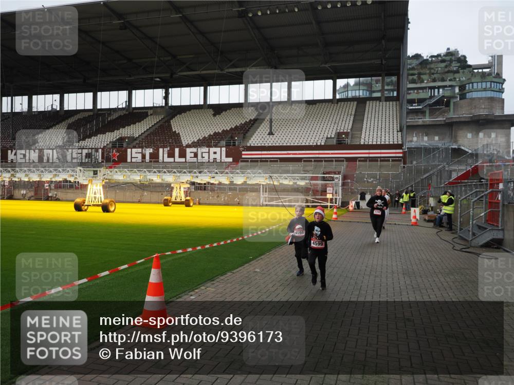07.12.2025 - St. Pauli X-Mass-Run No. 15 Fabian Wolf http://msf.ph/oto/9396173 07.12.2025 10:36:32 Ziel 2948, 3089, 3382, 4200, 4591, 4597, 4599 meine-sportfotos.de